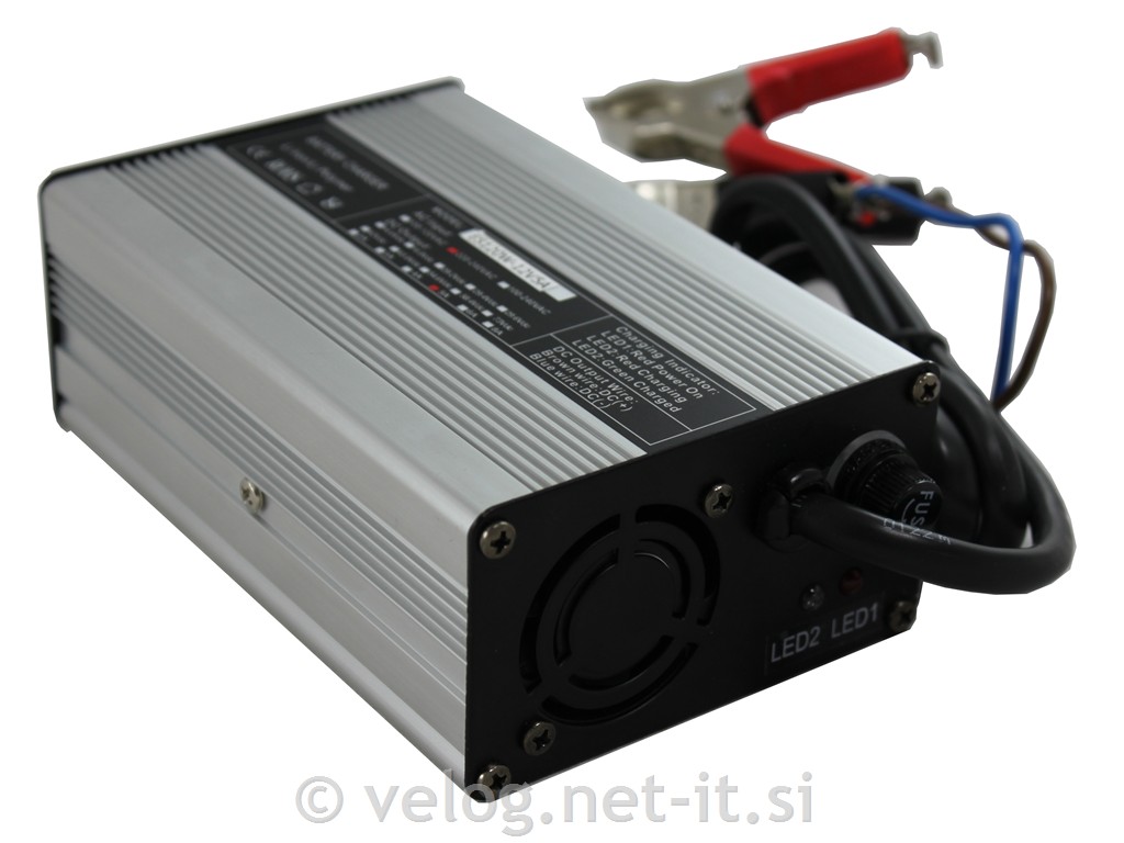Polnilec in vzdrževalec akumulatorja 12V 6A
