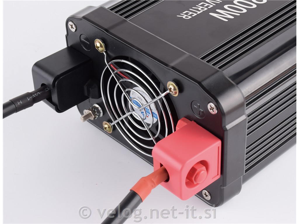 Razsmernik 1200W 12V za sončne celice, navtiko, avtodom