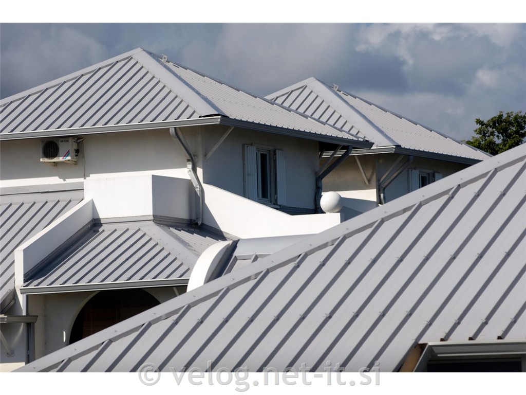 Nosilna konstrukcija za pločevinaste strehe