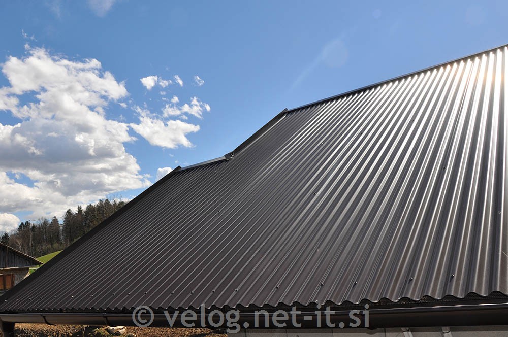 Nosilna konstrukcija za valovito kritino